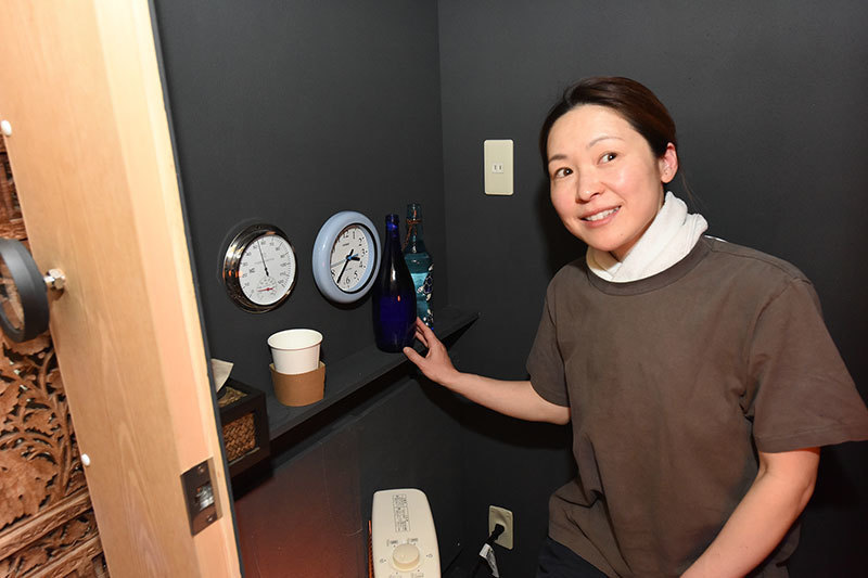 龍神浴を説明を受ける女性