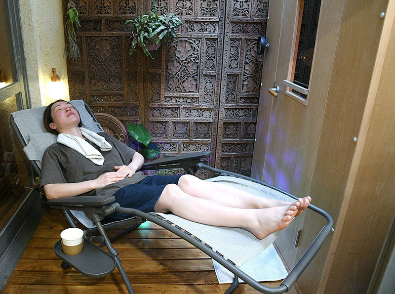 龍神浴の後にリラックスる女性のイメージ