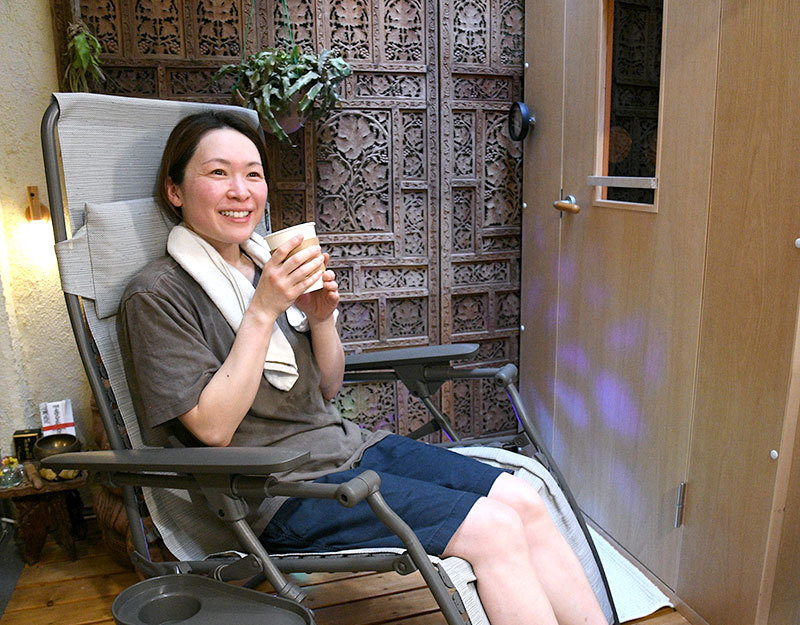 龍神浴の後にチェアでリラックスする女性