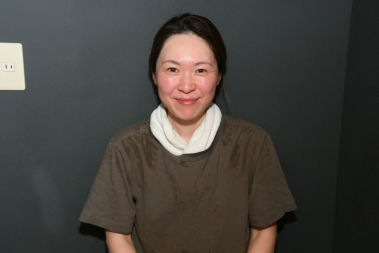 龍神浴で汗を流している女性